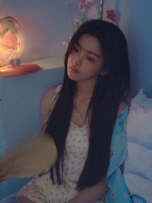 戴头巾穿睡衣吃瓜,夏日休闲新风尚