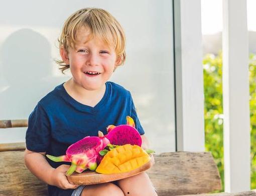 夏日吃瓜拍照儿童,瓜果飘香，镜头下的欢乐瞬间