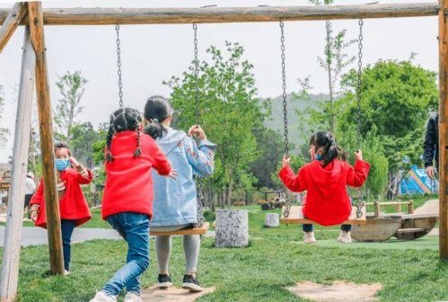 亭子女生跳舞吃瓜,夏日狂欢盛宴