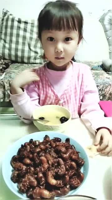 小闺女站墙根吃瓜,小闺女夏日悠闲时光