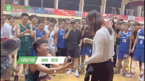 篮球女友吃瓜,揭秘球场背后的甜蜜与激情