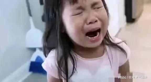 吃瓜女孩被打哭了,吃瓜女孩被打哭背后的真相