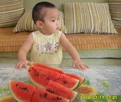 吴阿姨吃瓜,瓜香四溢，清凉一夏