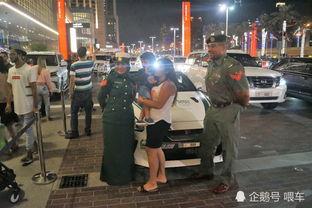 迪拜警察吃瓜视频,展现警民和谐瞬间