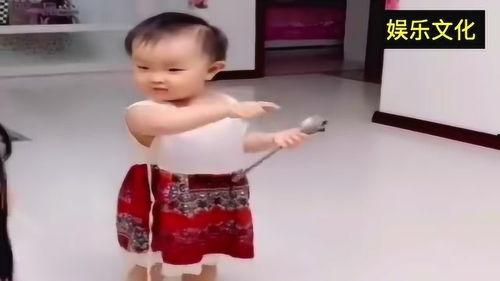 宝宝吃瓜现场反应,萌态百出反应全记录